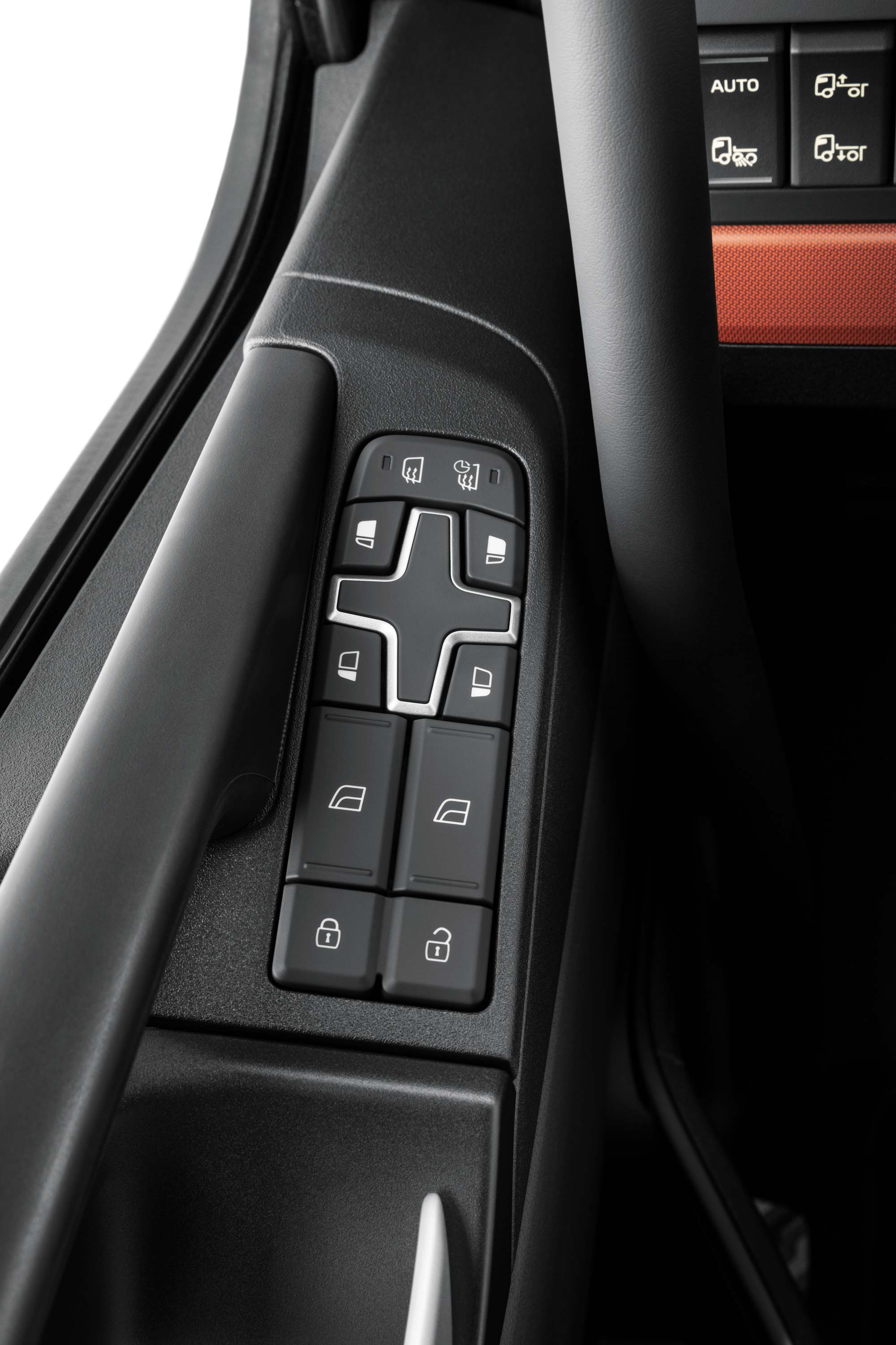 Controles integrados en el interior del Volvo FH16 para facilitar el acceso.