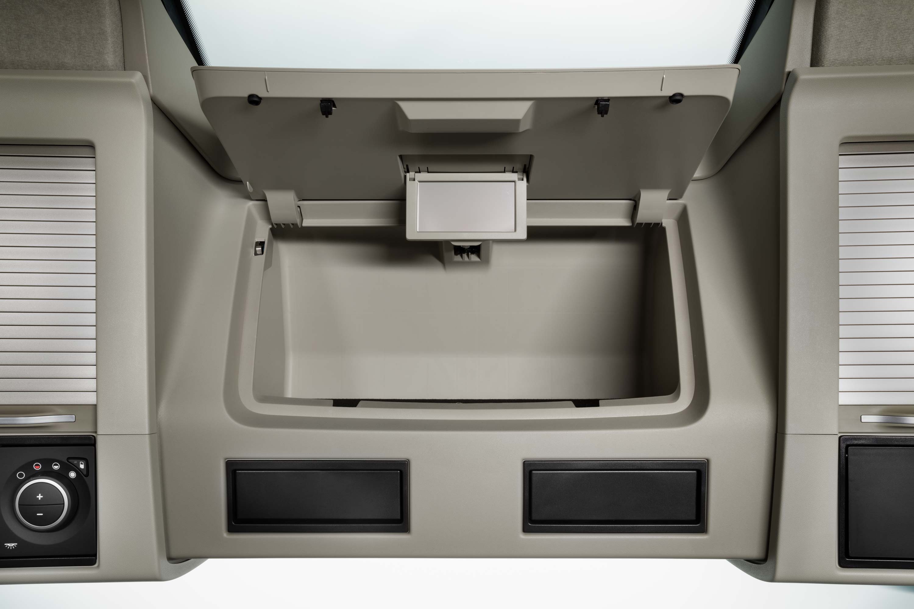 Gran cantidad de prácticos compartimentos de almacenamiento en la cabina del Volvo FH16.