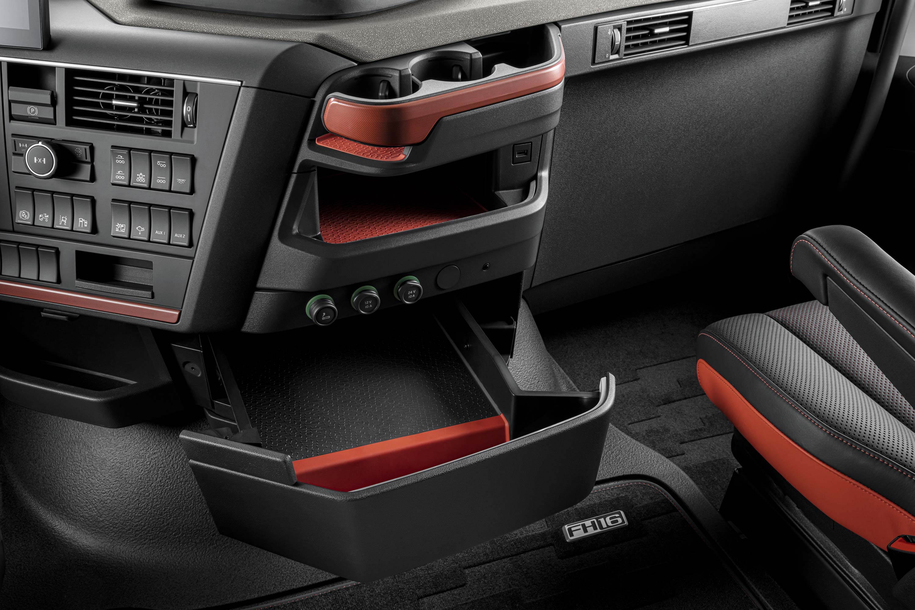 Prácticos compartimentos de almacenamiento accesibles desde el asiento del conductor del Volvo FH16.